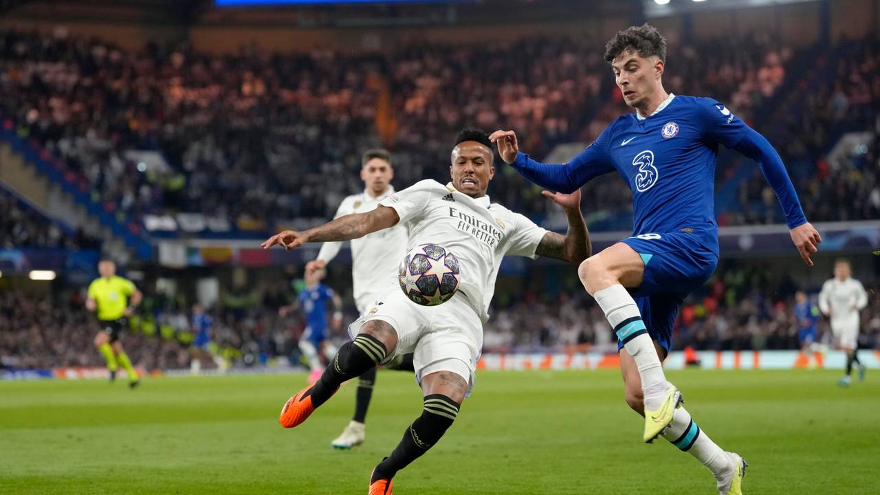 Chelseas Kai Havertz (r.) kämpft gegen Madrids Eder Militao um den Ball.