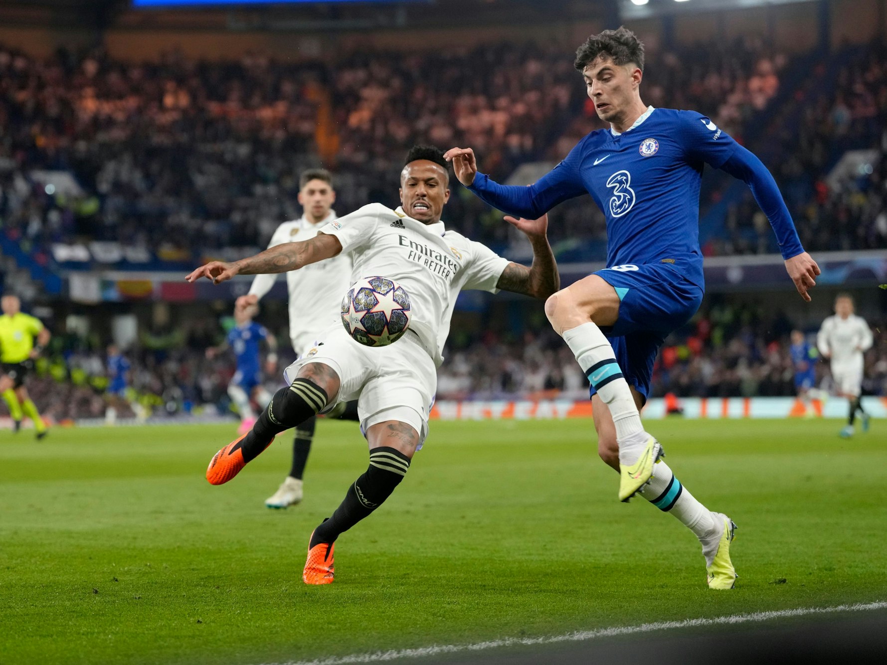 Chelseas Kai Havertz (r.) kämpft gegen Madrids Eder Militao um den Ball.