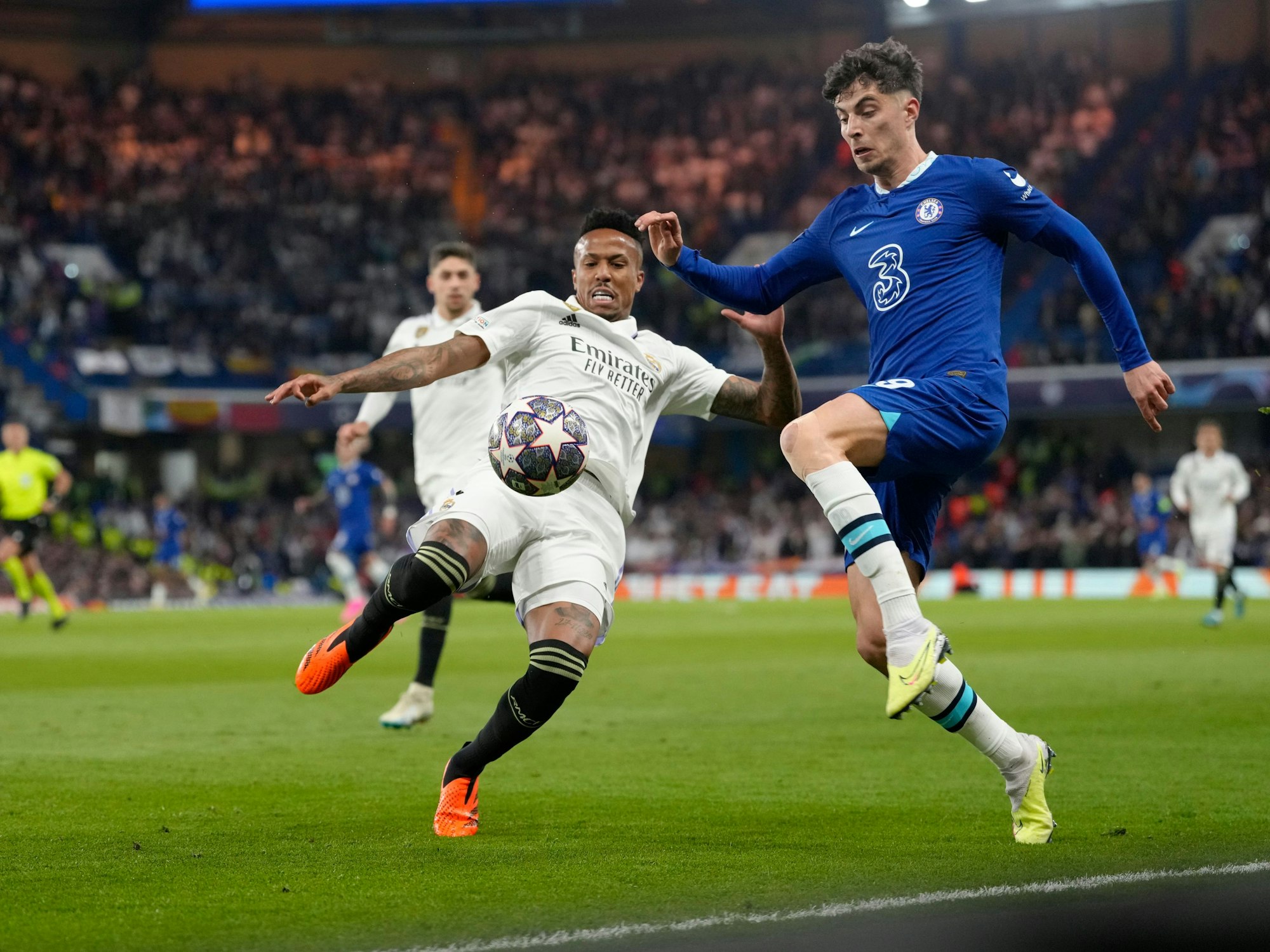 Chelseas Kai Havertz (r.) kämpft gegen Madrids Eder Militao um den Ball.