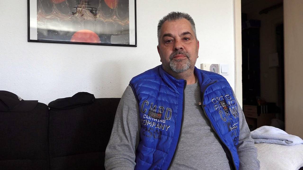 Frank aus „Hartz & herzlich“ schaut auf einem Foto direkt in die Kamera.