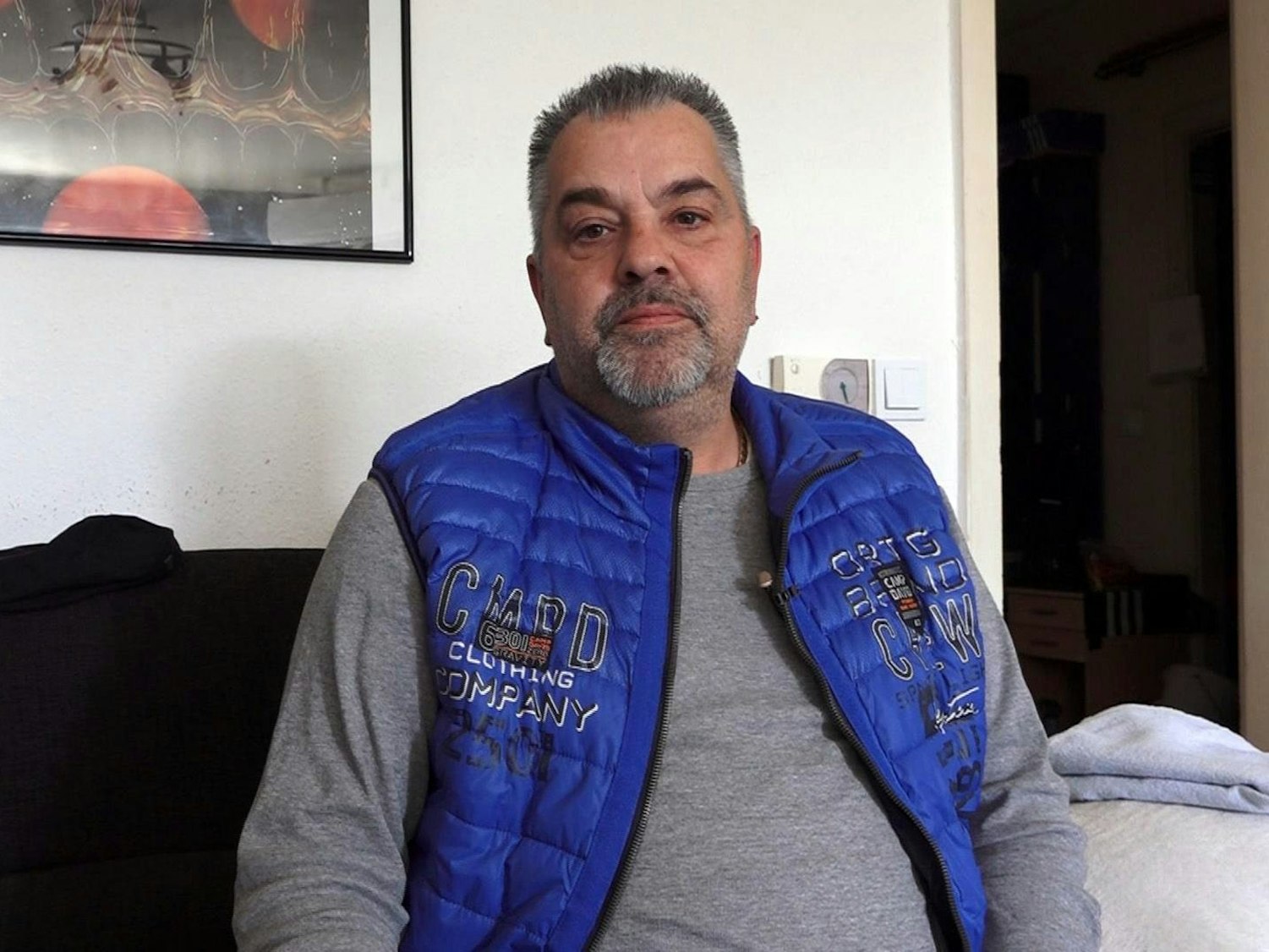 Frank aus „Hartz & herzlich“ schaut auf einem Foto direkt in die Kamera.