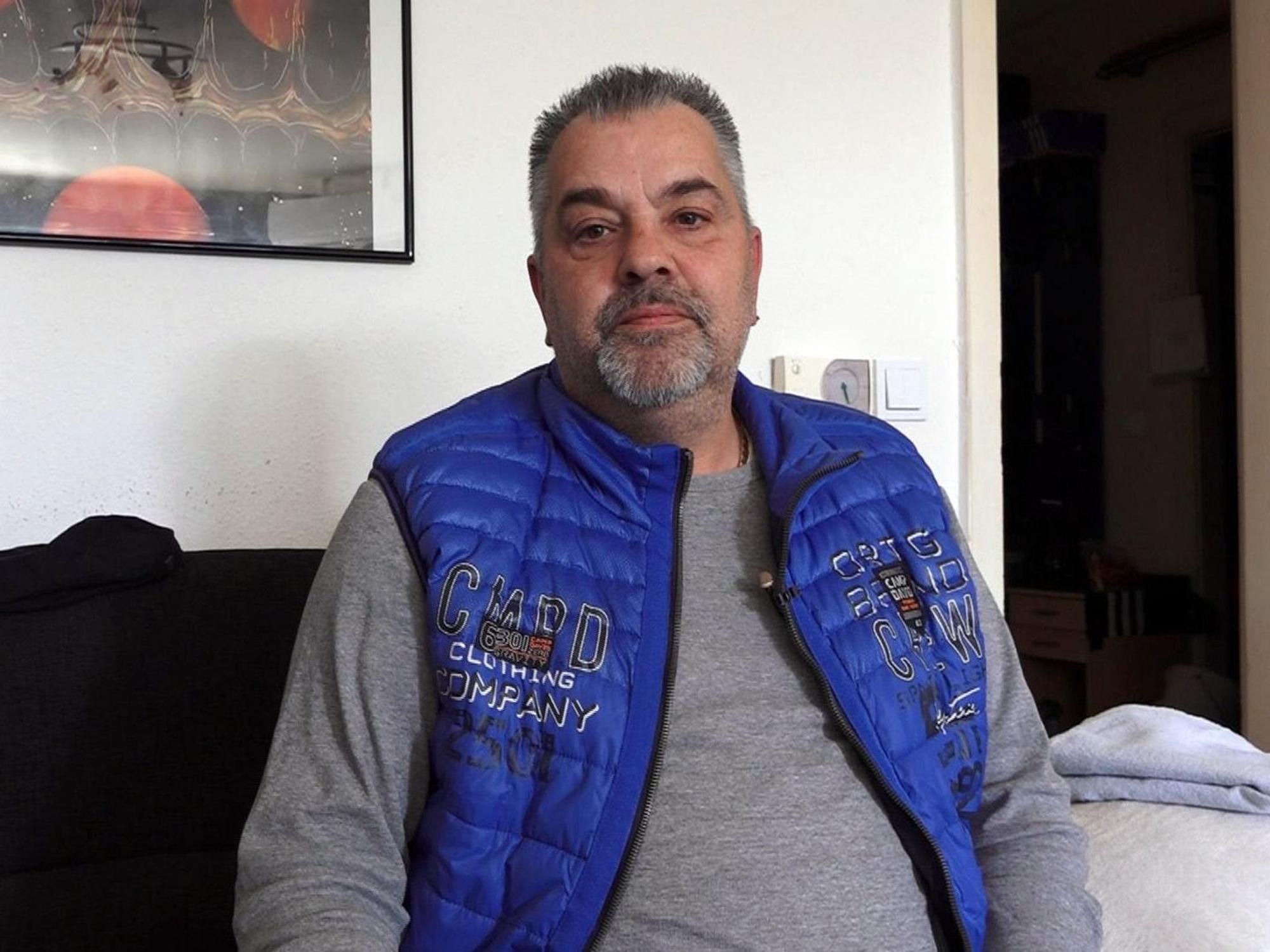 Frank aus „Hartz & herzlich“ schaut auf einem Foto direkt in die Kamera.