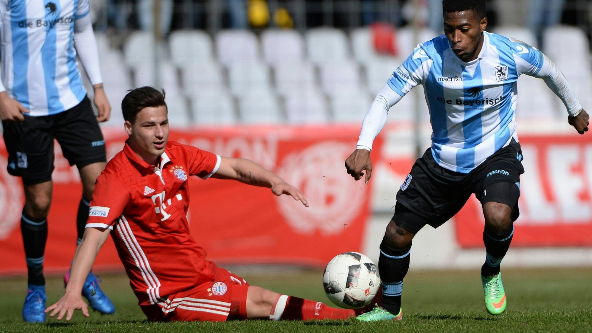 Riccardo Basta vom FC Bayern München im Zweikampf mit Gegenspieler Kodjovi Koussou von 1860 München.