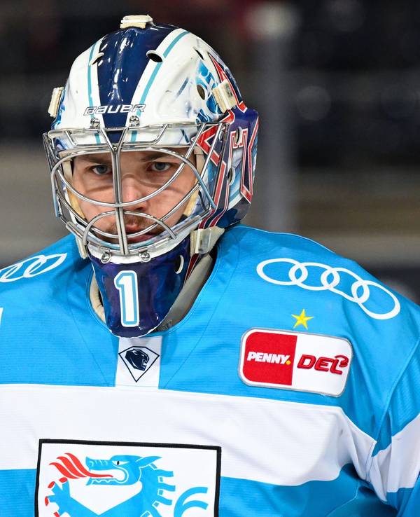 Jonas Stettmer von Ingolstadt wärmt sich auf.