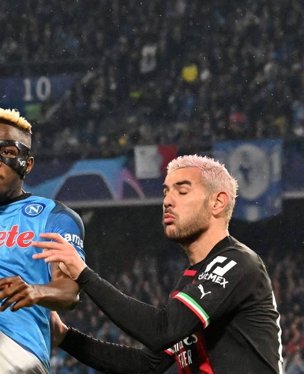 Victor Osimhen (SSC Neapel) ist vor Theo Hernandez (AC Mailand) am Ball.