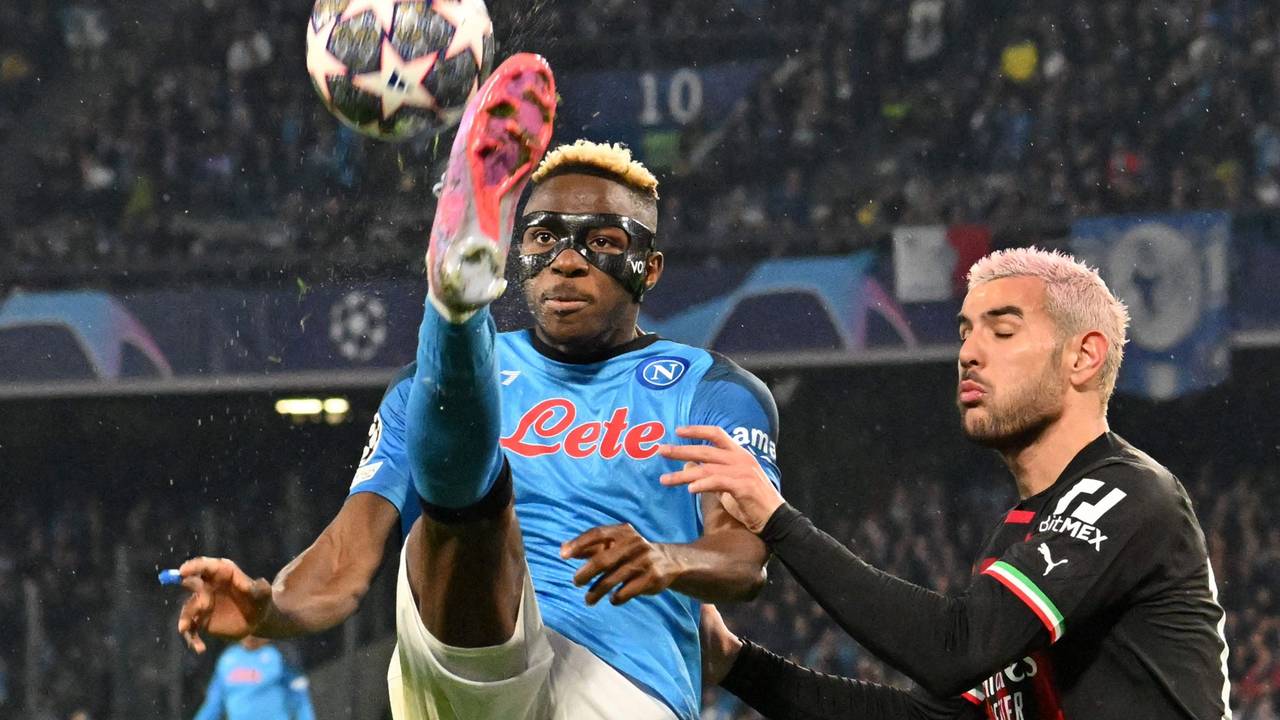 Victor Osimhen (SSC Neapel) ist vor Theo Hernandez (AC Mailand) am Ball.