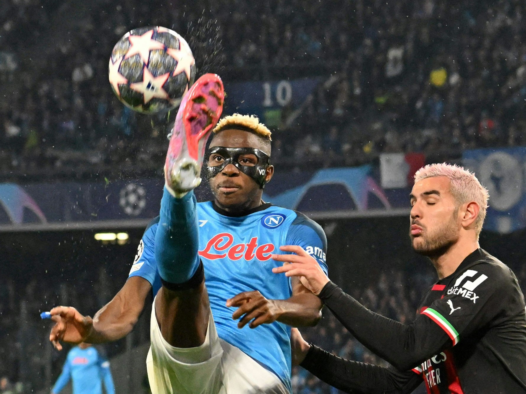 Victor Osimhen (SSC Neapel) ist vor Theo Hernandez (AC Mailand) am Ball.