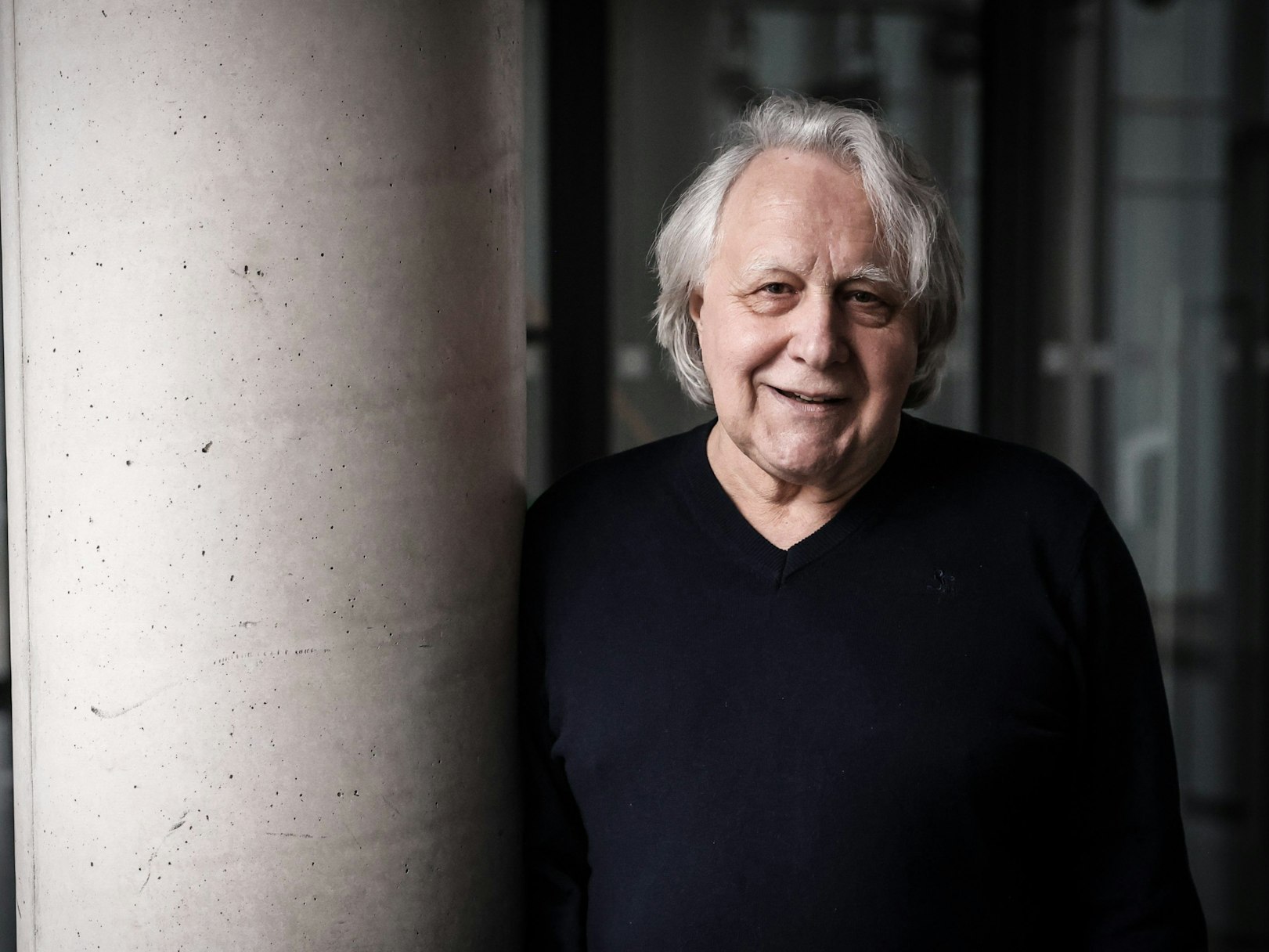 ESC-Kommentator Peter Urban, Journalist und Radio-Kommentator, lächelt bei einem Fototermin am 20. März 2023 in Hamburg in die Kamera.