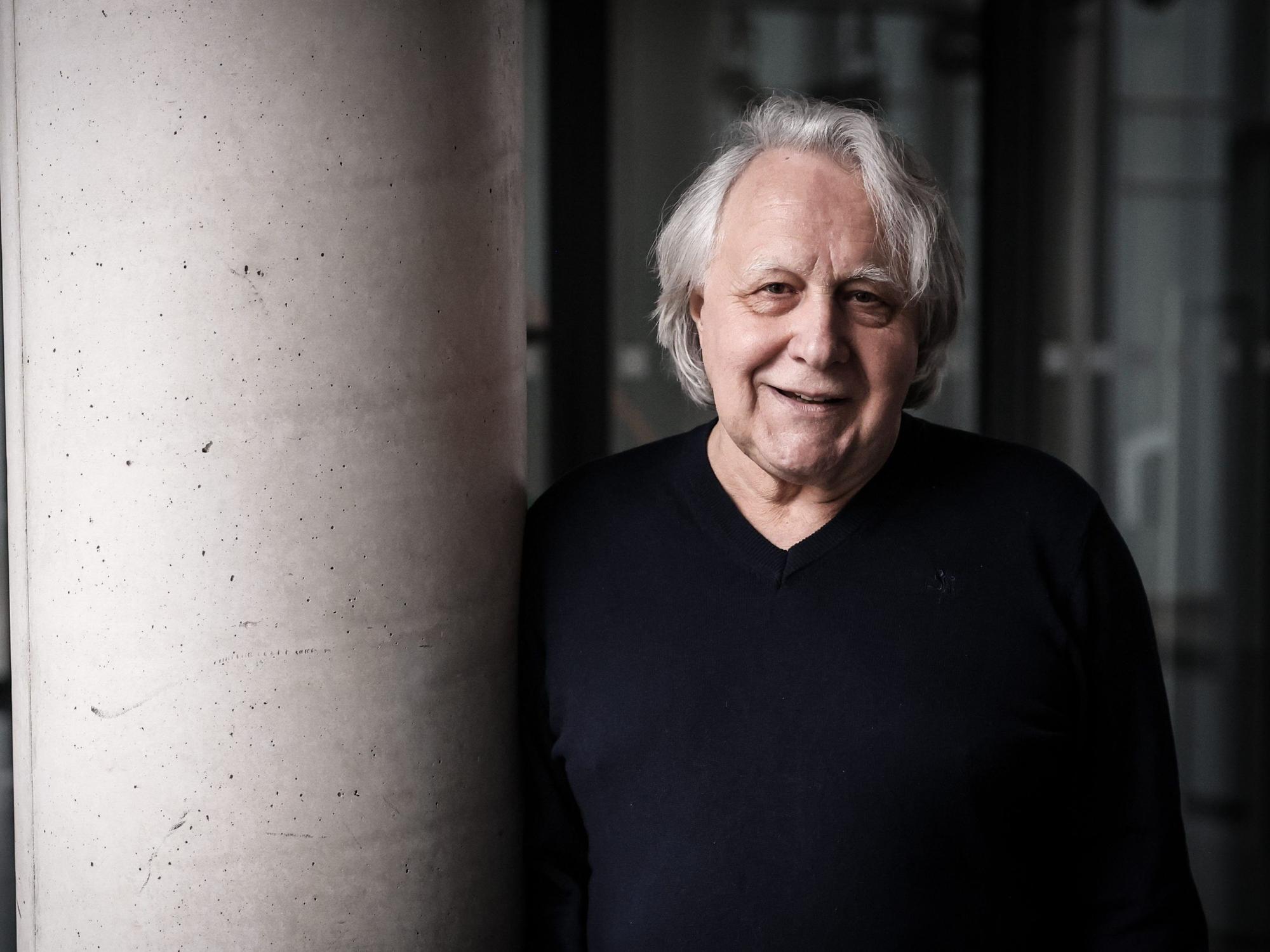 ESC-Kommentator Peter Urban, Journalist und Radio-Kommentator, lächelt bei einem Fototermin am 20. März 2023 in Hamburg in die Kamera.