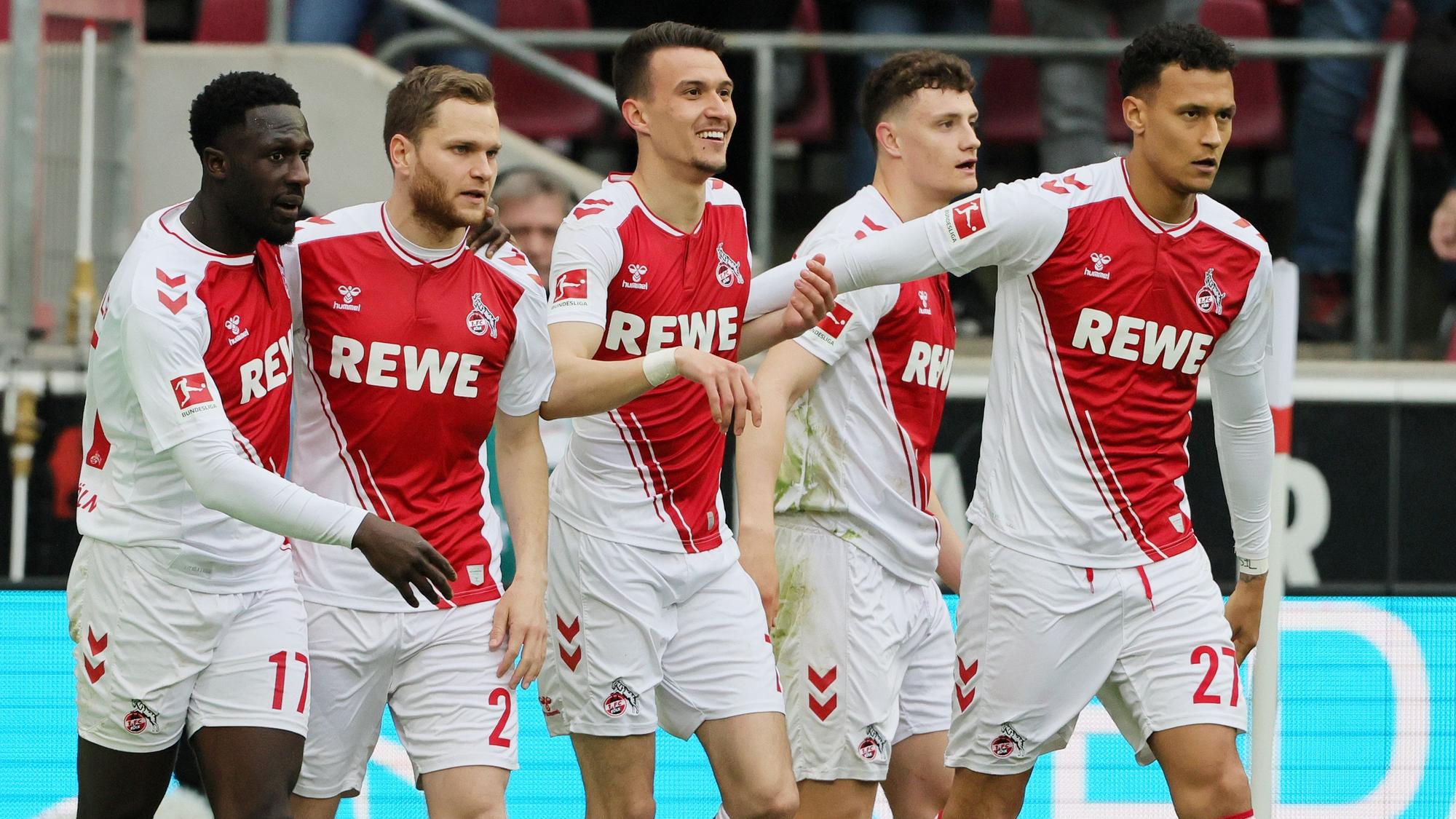 Die Spieler des 1. FC Köln bejubeln ein Tor gegen den FSV Mainz 05.