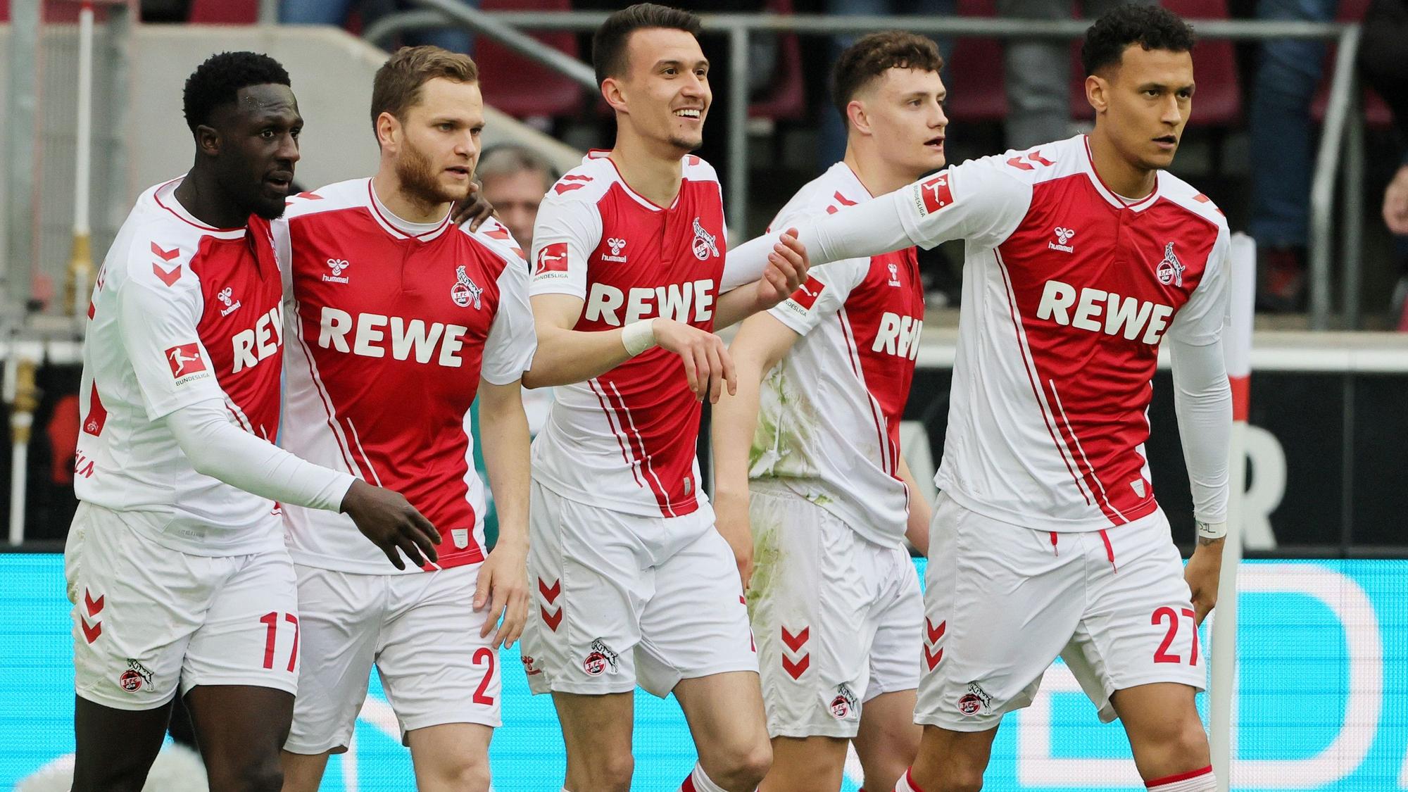 Die Spieler des 1. FC Köln jubeln über ein Tor gegen Mainz 05.