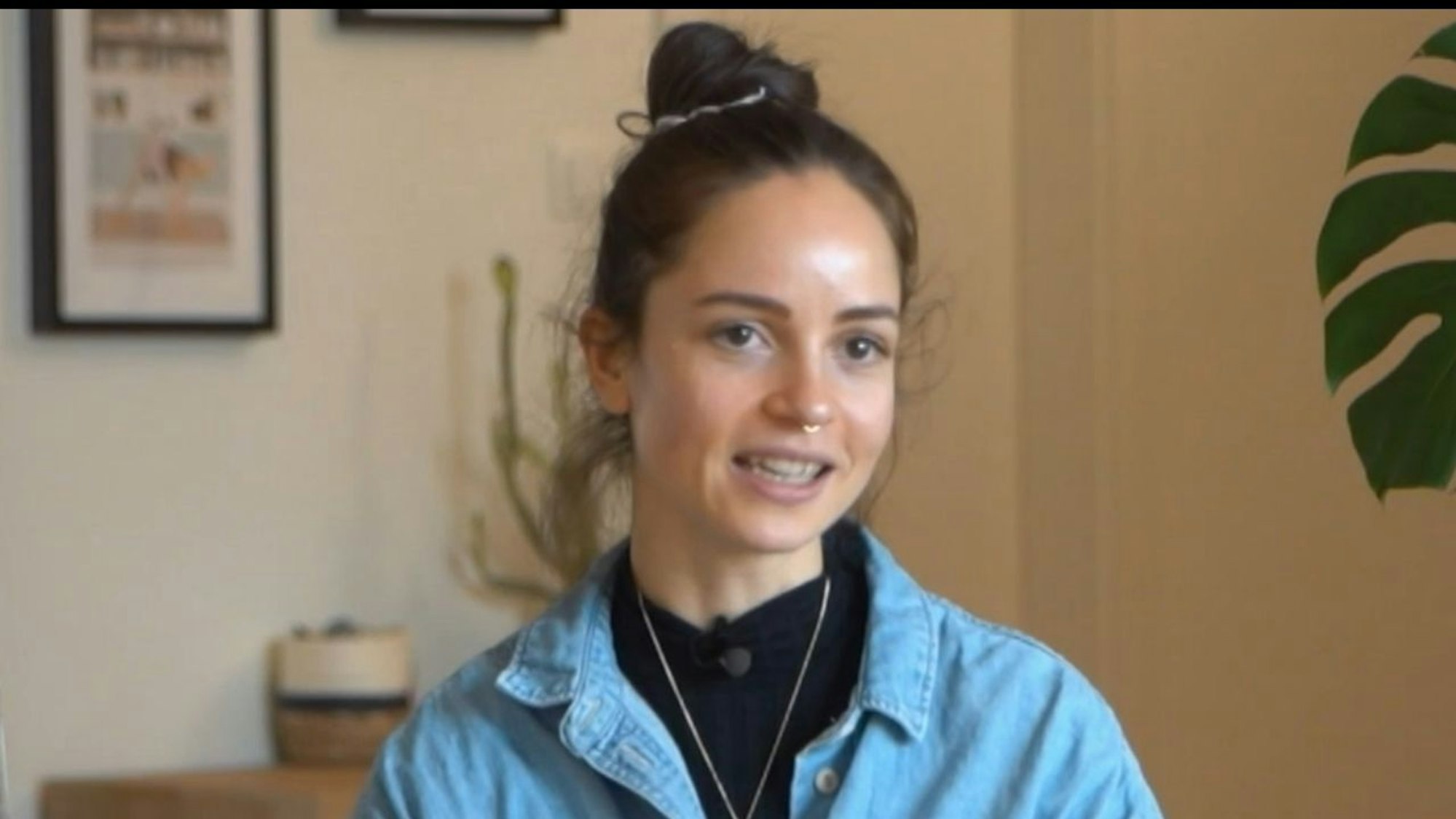 Reva lächelt in die Kamera.