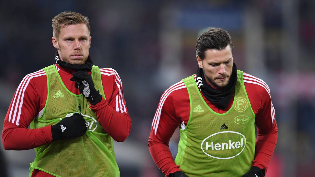 Rouwen Hennings (l.) und Daniel Ginczek wärmen sich vor dem Spiel gegen den 1. FC Magdeburg auf.