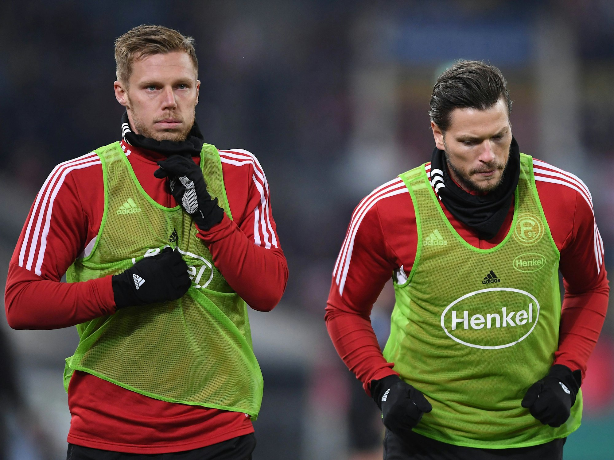 Rouwen Hennings (l.) und Daniel Ginczek wärmen sich vor dem Spiel gegen den 1. FC Magdeburg auf.