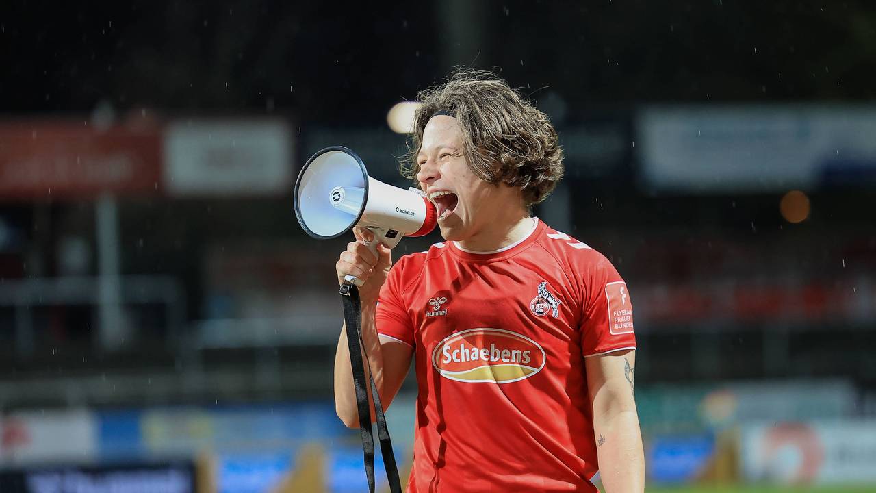 Ally Gudorf feiert mit Megafon den Sieg des 1. FC Köln gegen Duisburg.