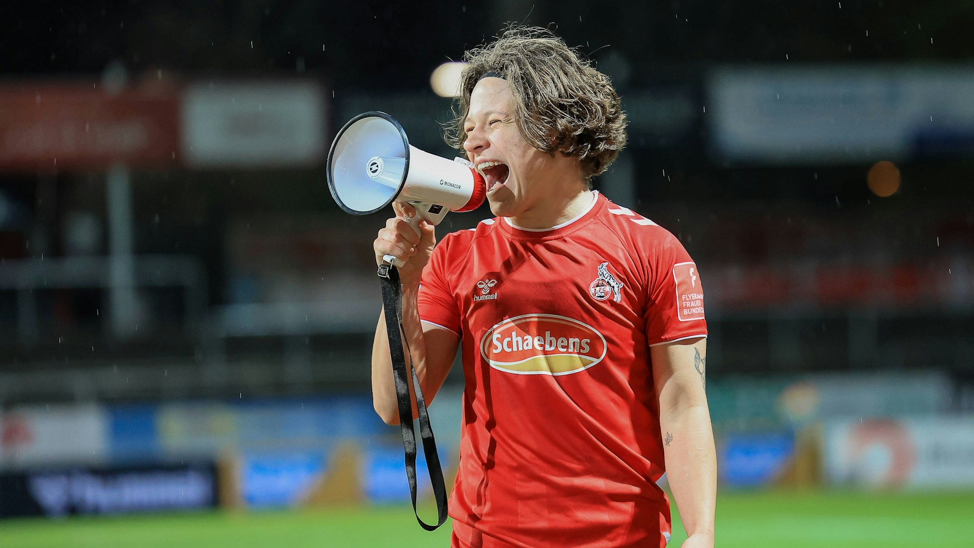 Ally Gudorf feiert mit Megafon den Sieg des 1. FC Köln gegen Duisburg.