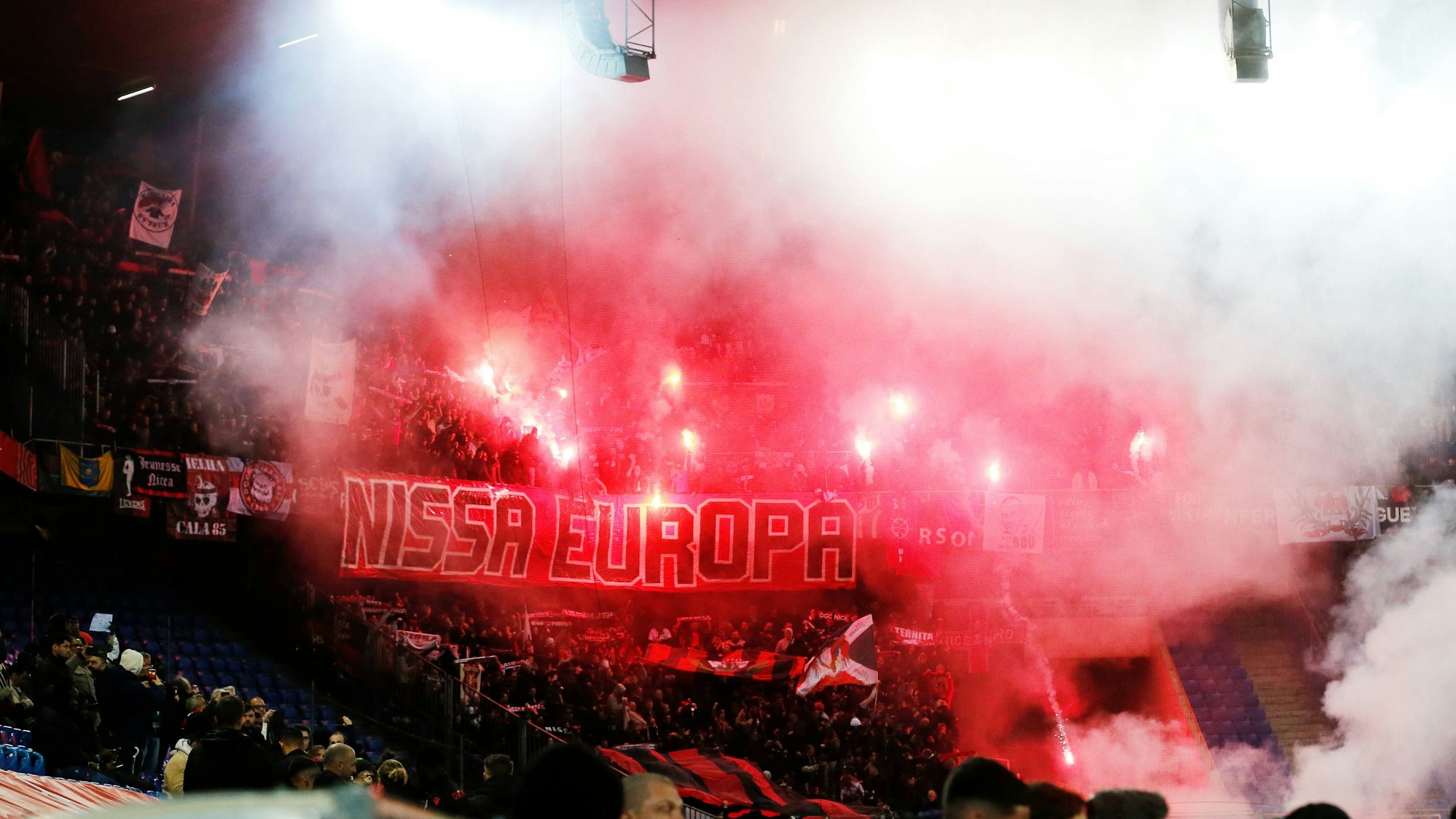 Fans von OCC Nizza zünden Pyrotechnik.