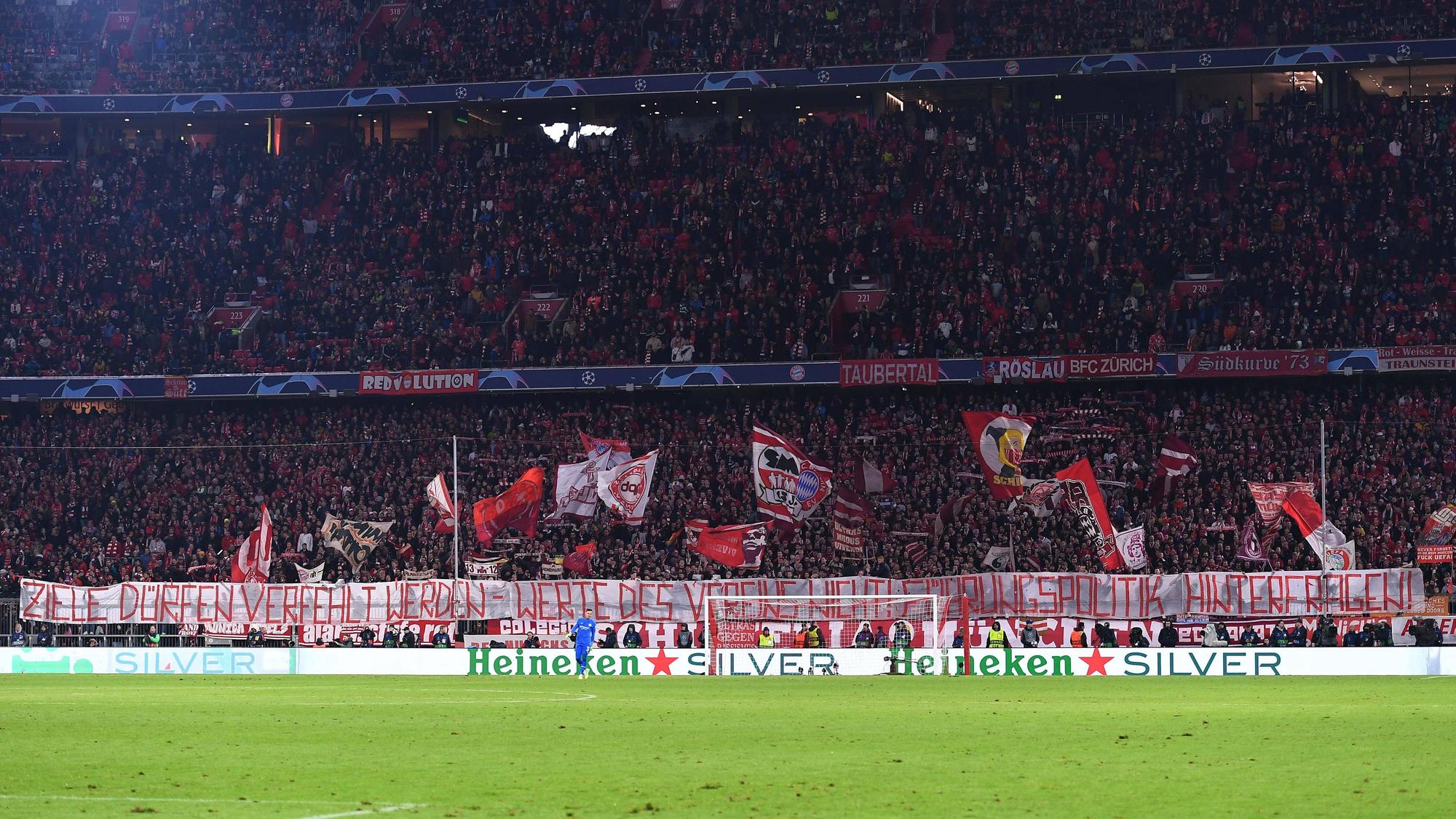 Kurz vor dem Abpfiff entrollten die Fans in der Südkurve ein großes Plakat. Darauf stand zu lesen: „Ziele dürfen verfehlt werden - Werte des Vereins nicht. Führungspolitik hinterfragen!“