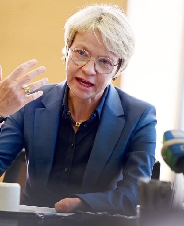 Schul- und Bildungsministerin Dorothee Feller erklärt bei einem Pressegespräch im Schulministerium, wie es zu der Technik-Panne bezüglich der Abitur-Klausuren kommen konnte.