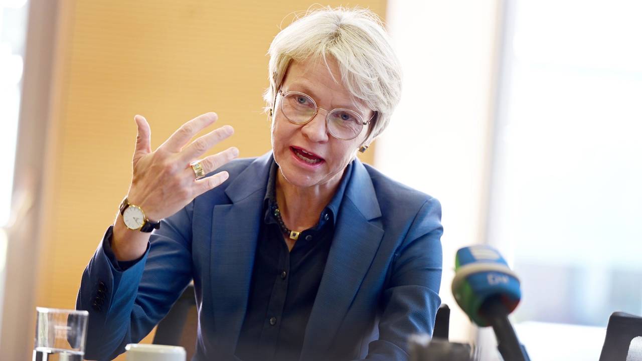 Schul- und Bildungsministerin Dorothee Feller erklärt bei einem Pressegespräch im Schulministerium, wie es zu der Technik-Panne bezüglich der Abitur-Klausuren kommen konnte.