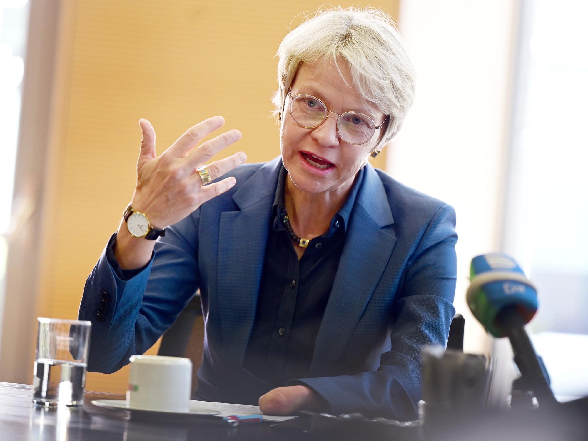 Schul- und Bildungsministerin Dorothee Feller erklärt bei einem Pressegespräch im Schulministerium, wie es zu der Technik-Panne bezüglich der Abitur-Klausuren kommen konnte.