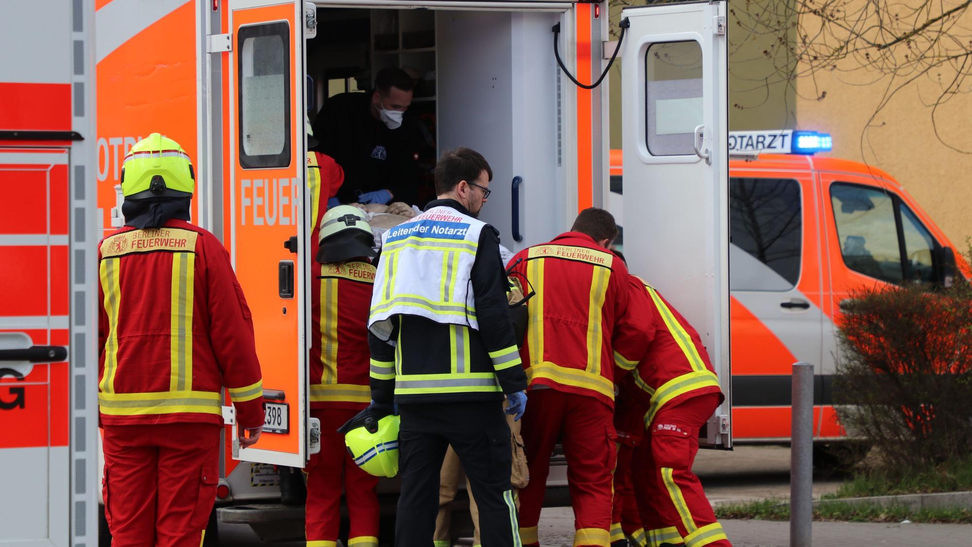 Rettungskräfte versorgen einen Verletzten (Symbolfoto). In einem Kletterpark in Zülpich kam ein 54-jähriger Kölner ums Leben.