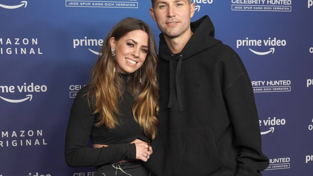 Sängerin Vanessa Mai mit Manager und Ehemann Andreas Ferber kommen anlässlich der Amazon-Serie "Celebrity Hunted" zu einem Fototermin in den Zoo Palast.
