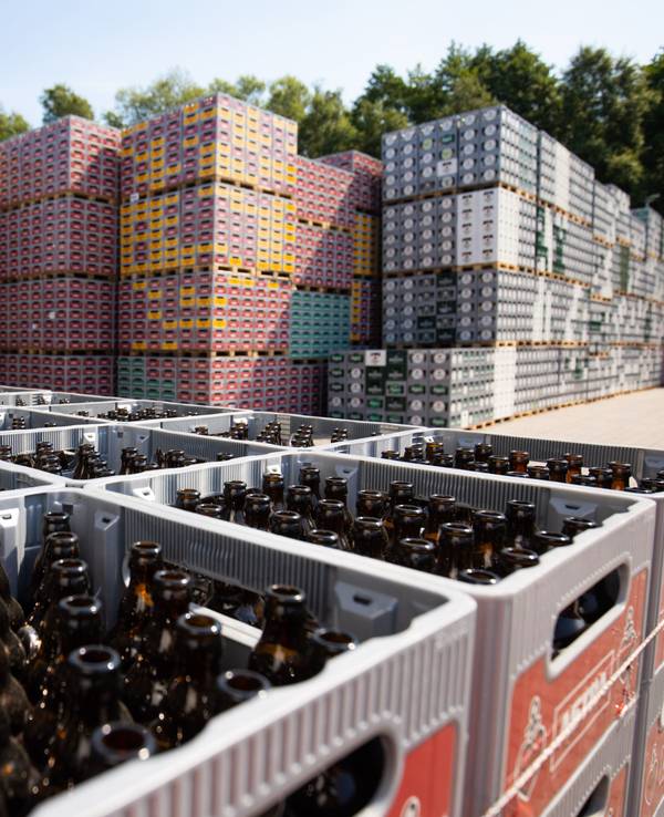 Kisten mit Leergut, hier im Juni 2020, sind in der Leergutsortierung auf dem Gelände der Produktionsstätte der Holsten-Brauerei im Hamburger Stadtteil Hausbruch gestapelt.