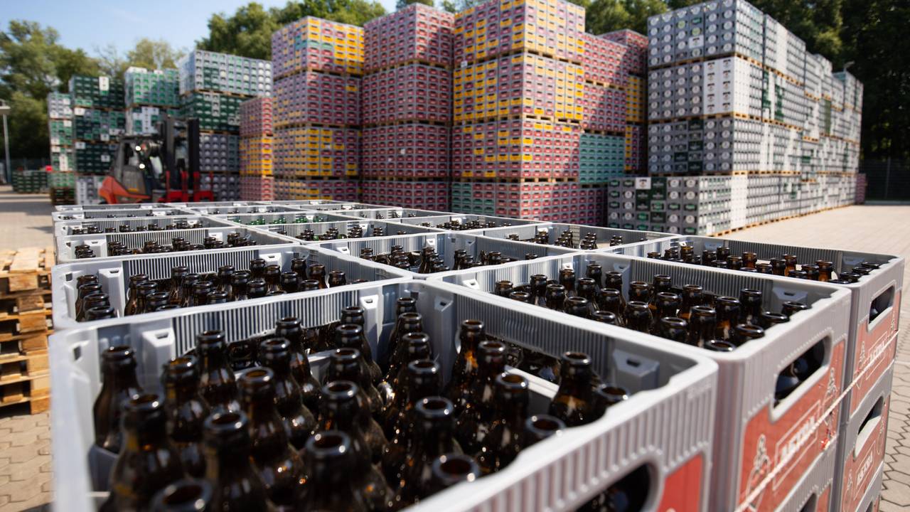 Kisten mit Leergut, hier im Juni 2020, sind in der Leergutsortierung auf dem Gelände der Produktionsstätte der Holsten-Brauerei im Hamburger Stadtteil Hausbruch gestapelt.