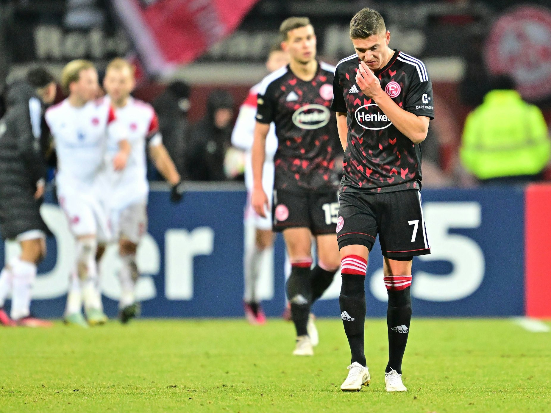 Kristoffer Peterson geht nach dem Pokalspiel in Nürnberg enttäuscht vom Platz.
