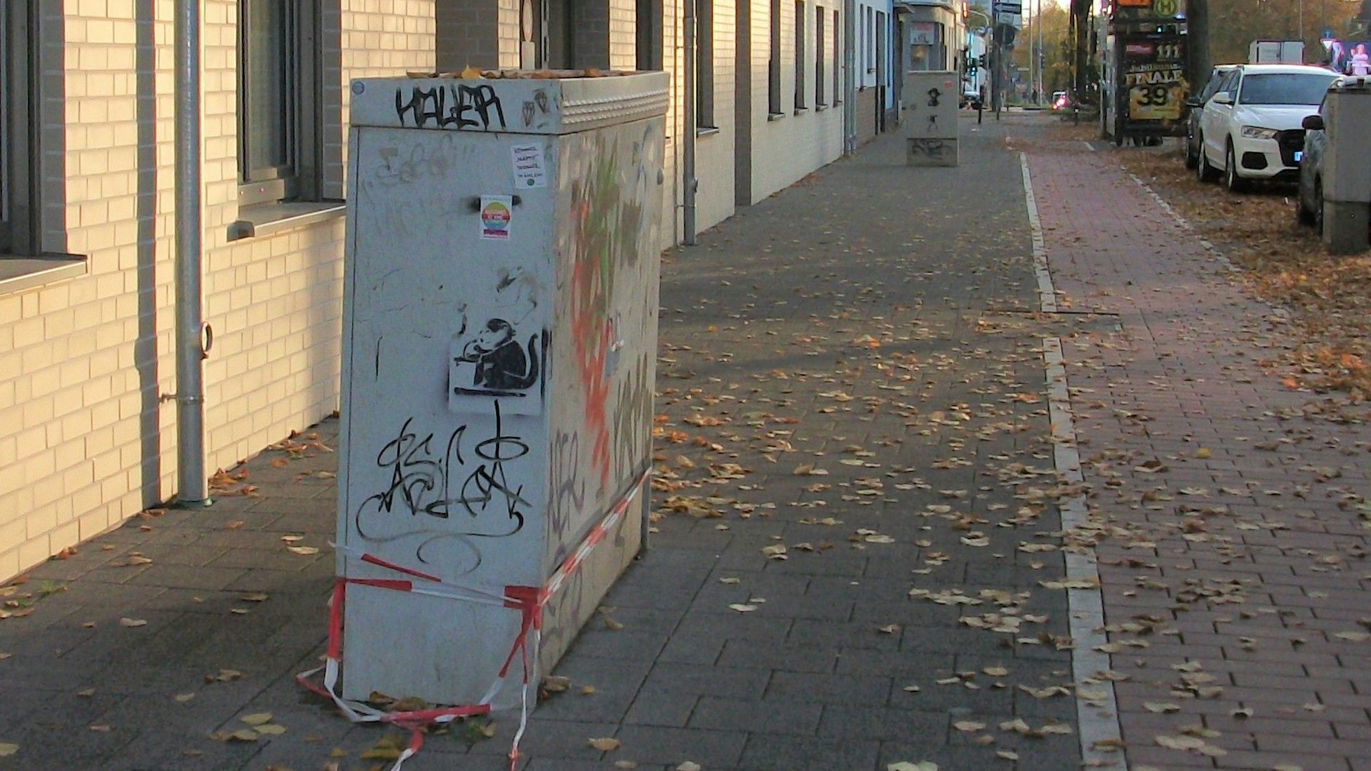 Zwei Schaltkästen stehen mitten auf dem Gehweg.