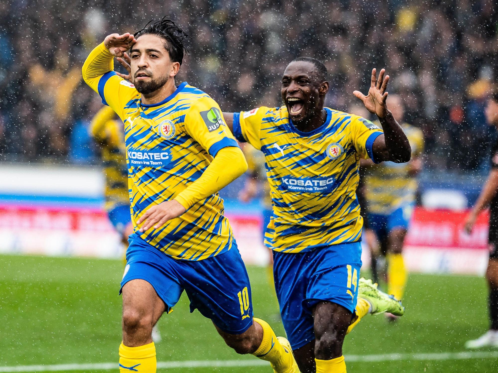 Braunschweigs Immanuel Pherai jubelt mit Braunschweigs Anthony Ujah nach seinem Tor zum 2:1.