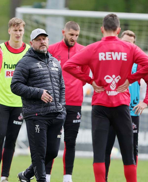 Steffen Baumgart spricht beim Training zur Mannschaft des 1. FC Köln.
