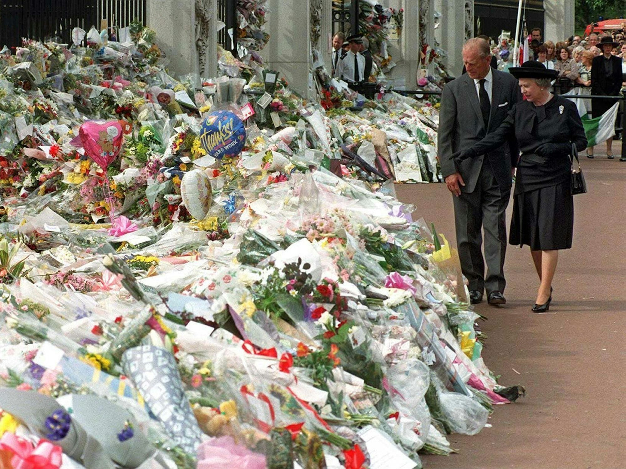 Queen Elizabeth II. geht am 5. September 1997 vor dem Buckingham Palast zusammen mit ihrem Mann Prinz Philip an einem Meer von Blumen vorbei.