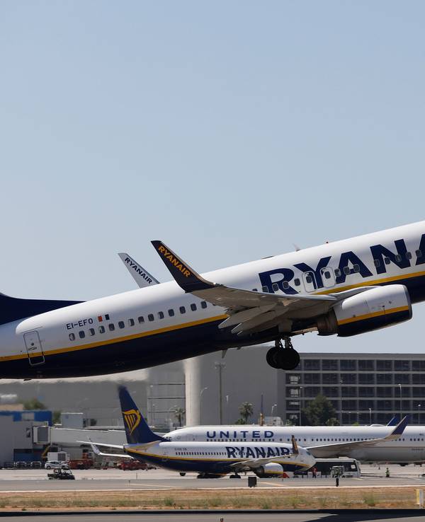 Eine Maschine der Fluggesellschaft Ryanair hebt auf dem Flughafen ab.