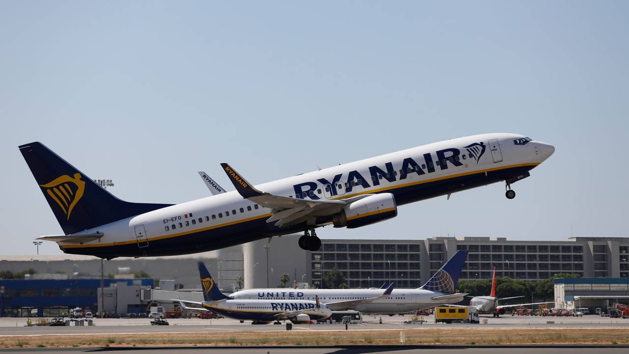 Eine Maschine der Fluggesellschaft Ryanair hebt auf dem Flughafen ab.