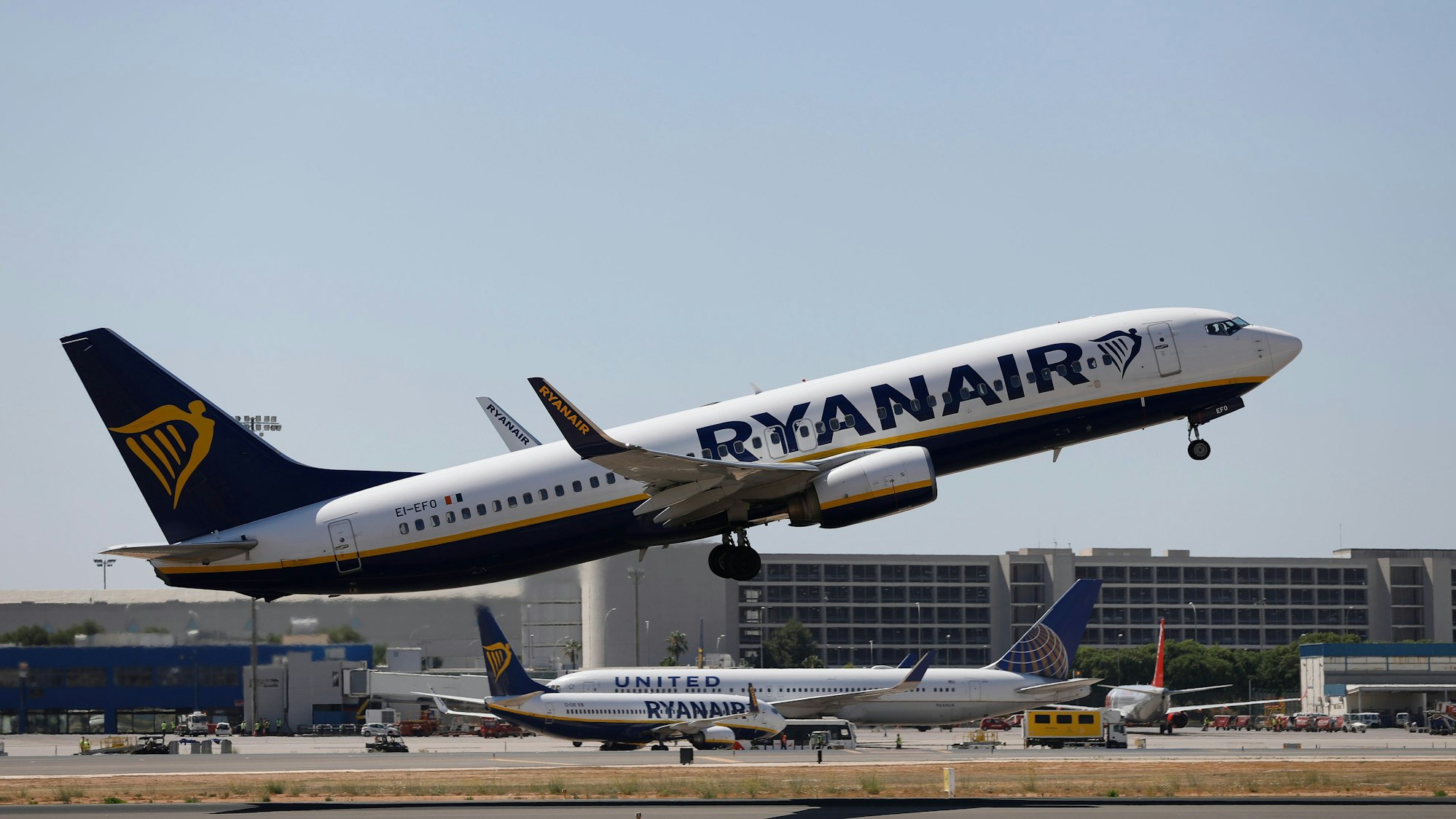 Eine Maschine der Fluggesellschaft Ryanair hebt auf dem Flughafen ab.