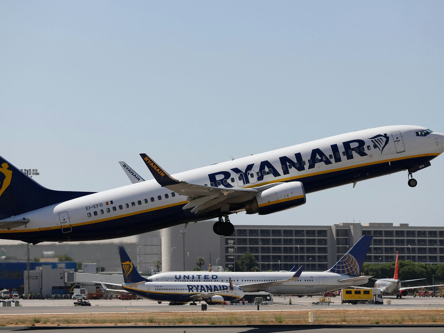 Eine Maschine der Fluggesellschaft Ryanair hebt auf dem Flughafen ab.