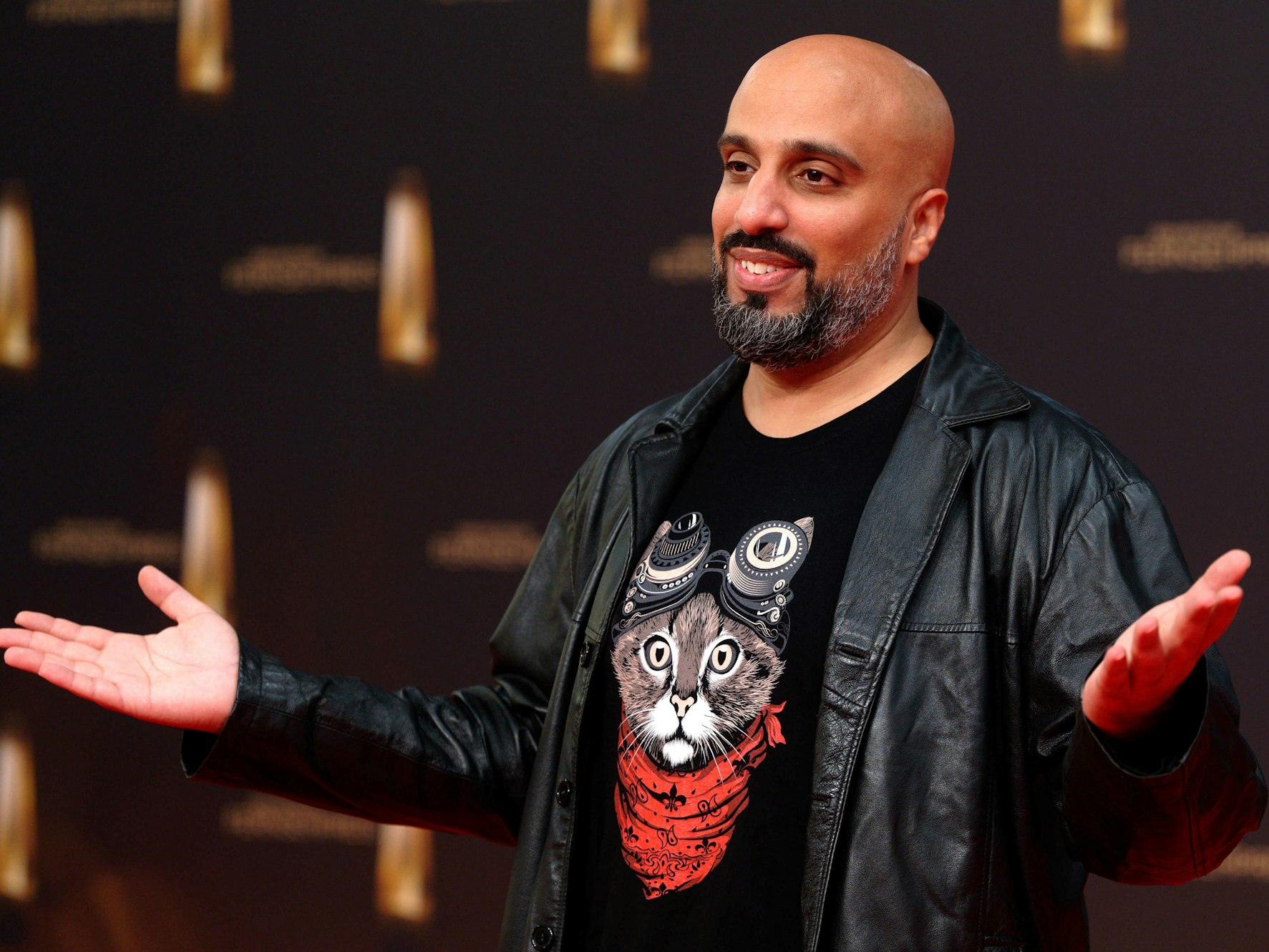 Der Comedian Abdelkarim bei der Verleihung vom Deutschen Fernsehpreis in den MMC Studios in Köln im September 2022 auf der Bühne.