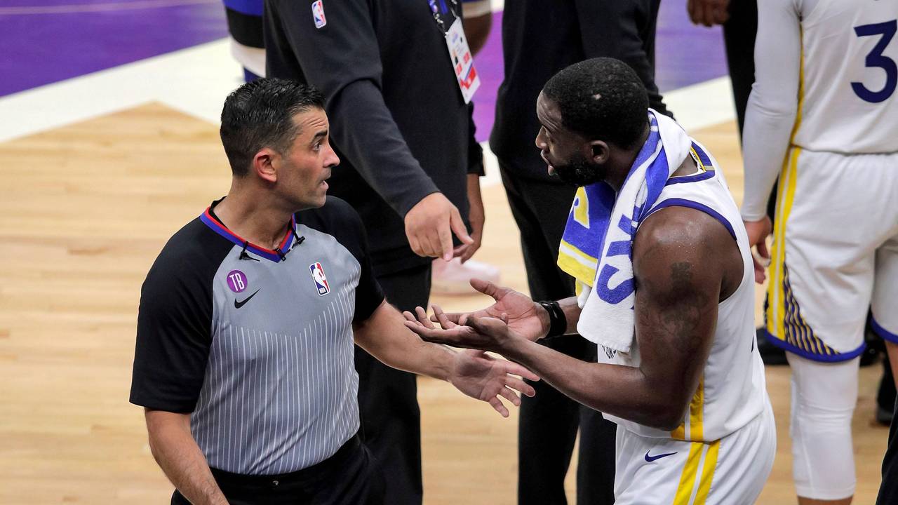 : Draymond Green (r) von den Golden State Warriors unterhält sich mit einem Schiedsrichter. Green wurde im letzten Viertel vom Spiel ausgeschlossen, nachdem er Sabonis von Sacramento Kings auf die Brust getreten hatte.