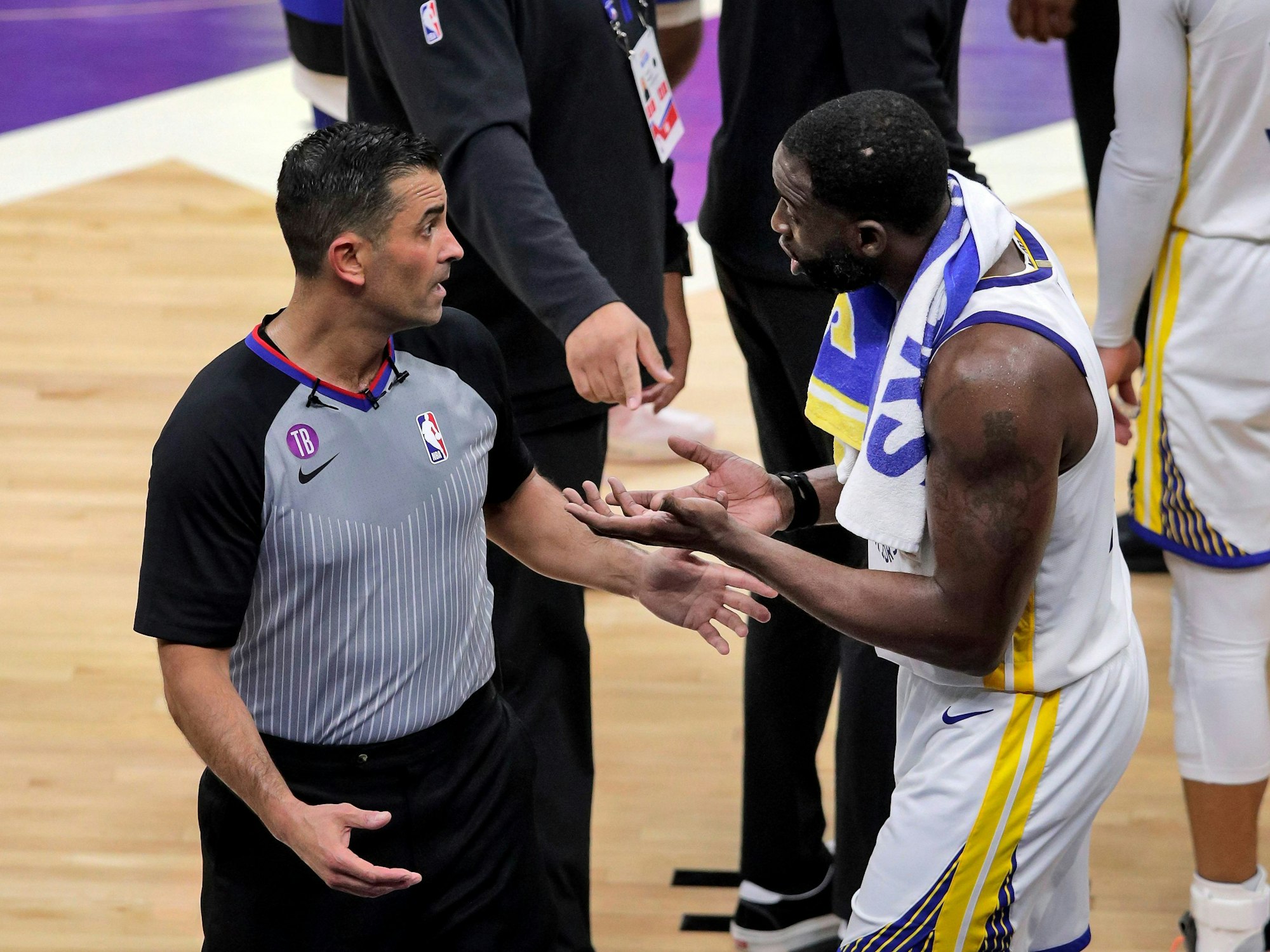 : Draymond Green (r) von den Golden State Warriors unterhält sich mit einem Schiedsrichter. Green wurde im letzten Viertel vom Spiel ausgeschlossen, nachdem er Sabonis von Sacramento Kings auf die Brust getreten hatte.