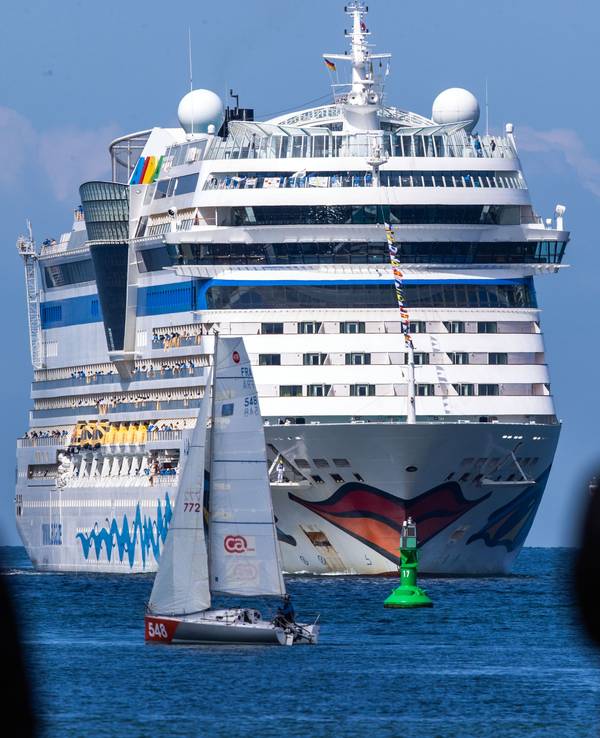 Hier zu sehen, das Kreuzfahrtschiff AIDAsol beim Einlaufen in den Hafen.