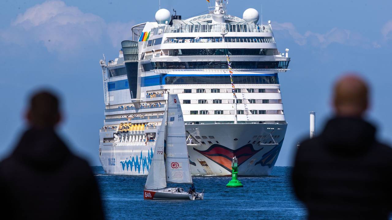 Hier zu sehen, das Kreuzfahrtschiff AIDAsol beim Einlaufen in den Hafen.
