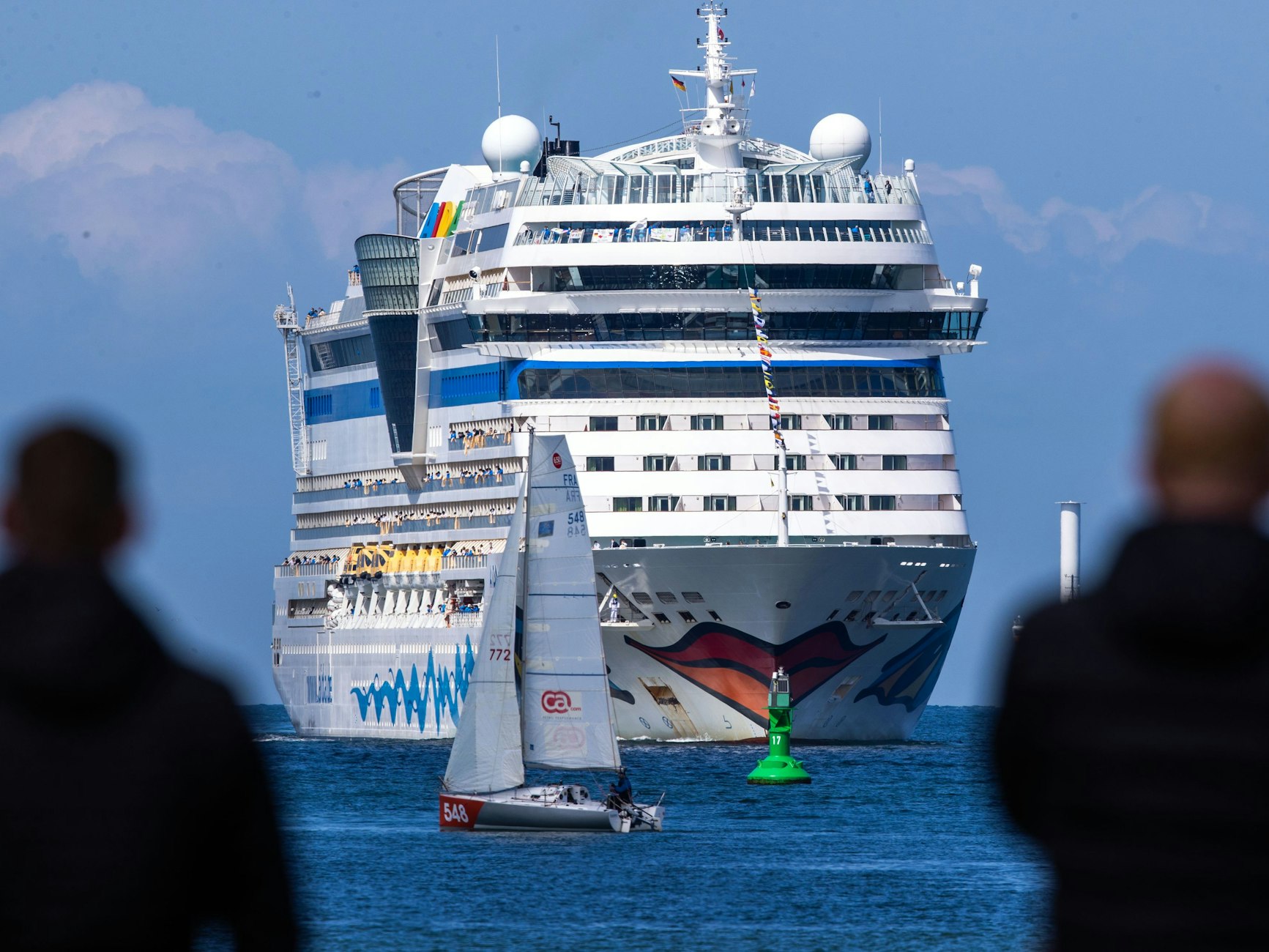 Hier zu sehen, das Kreuzfahrtschiff AIDAsol beim Einlaufen in den Hafen.