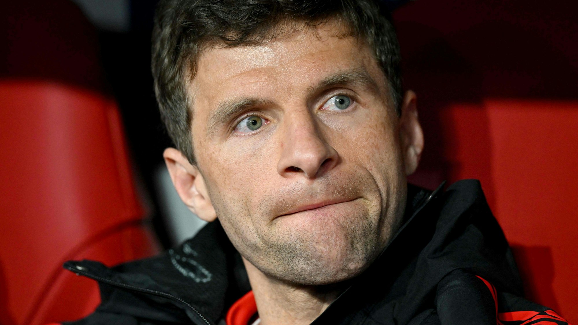 Thomas Müller sitzt gegen ManCity auf der Bank des FC Bayern.