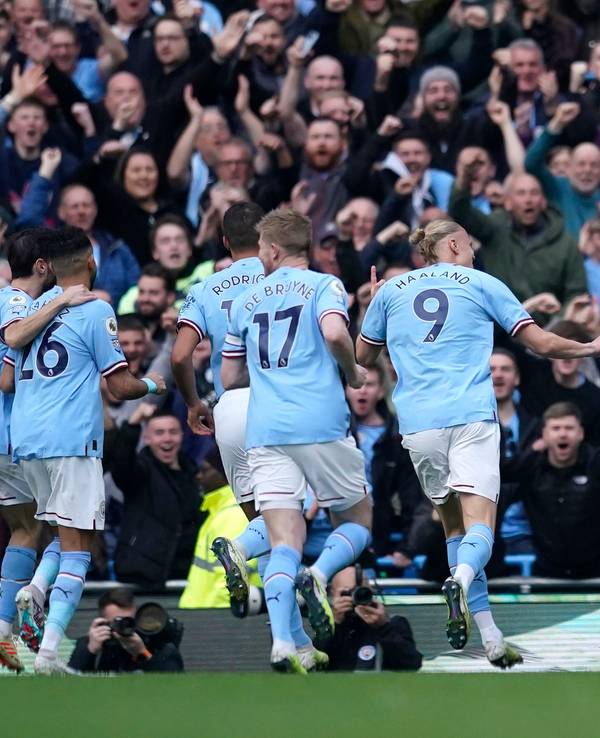 Die Spieler von Manchester City bejubeln den Treffer zum 1:0.