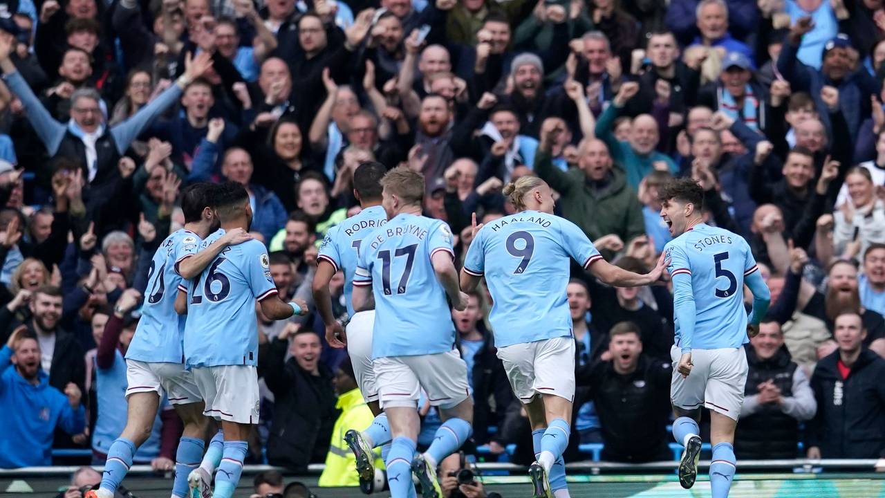 Die Spieler von Manchester City bejubeln den Treffer zum 1:0.
