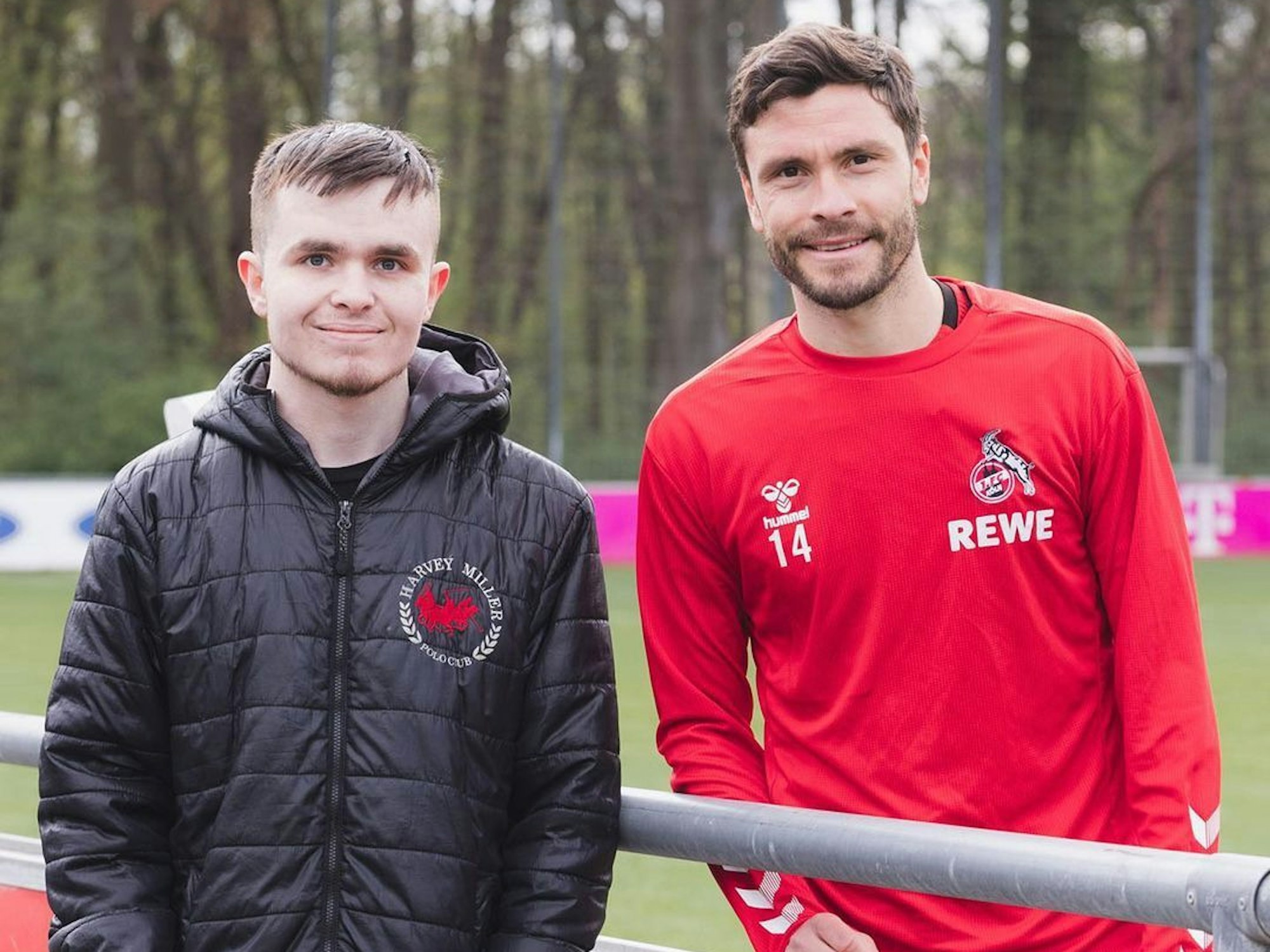 Jonas Hector mit FC-Fan Noah.