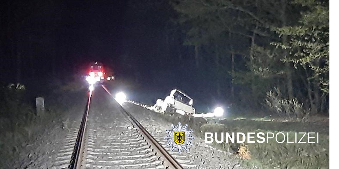 Unfall in Köln - Zug kollidiert mit Fahrzeug, das neben den Gleisen steht.