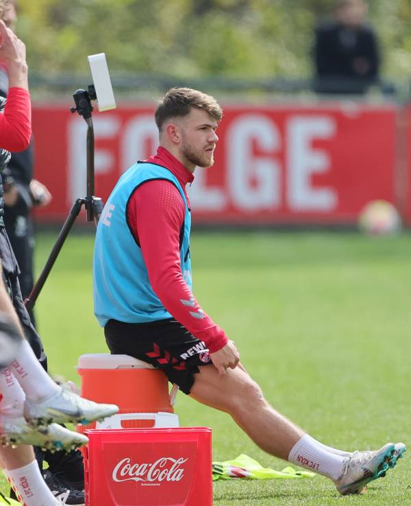 Jan Thielmann sitzt beim Training des 1. FC Köln am Rand.